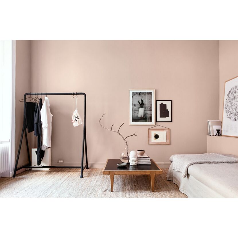 Schlafzimmer in Rosa mit Kleiderständer