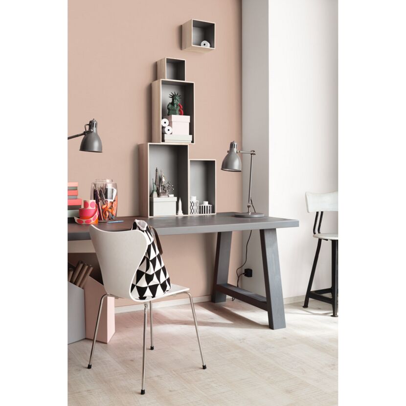 Arbeitszimmer mit Wandfarbe in Hortensie