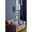 Wohnzimmer mit blauer Wand und Ledersofa