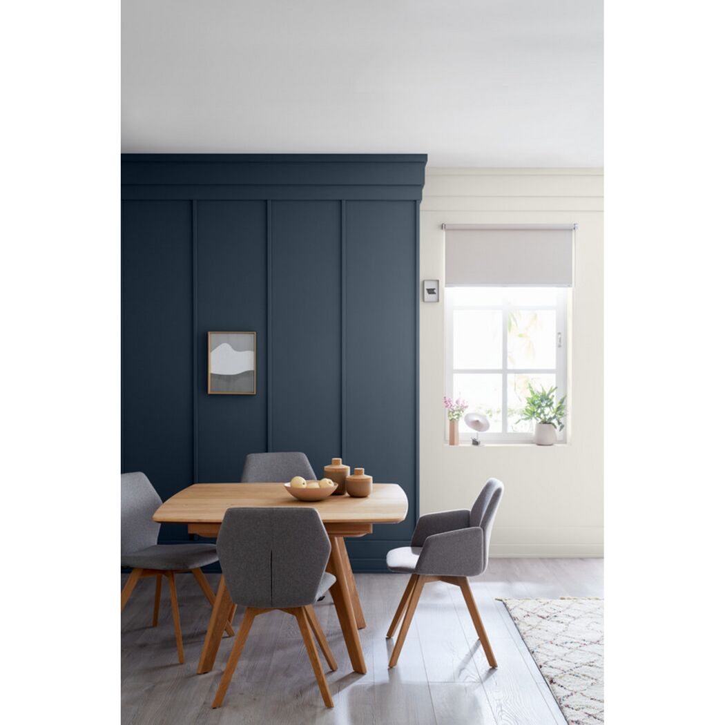 Esszimmer mit blauer Wand in der Farbe Blueberry