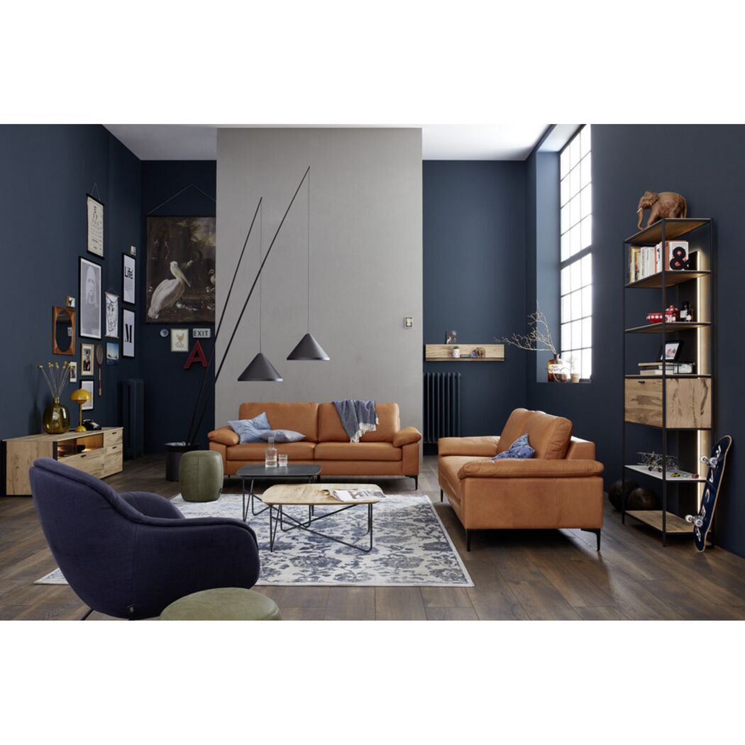 Wohnzimmer mit blauer Wand in der Trendfarbe "Blueberry"