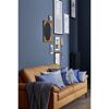 Gemütliches Wohnzimmer mit blauer Wandfarbe