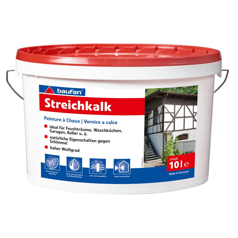 Eimer Streichkalk vor einem Fachwerkhaus