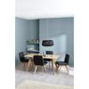 Esszimmer mit blauer Wand und Holzmöbeln.