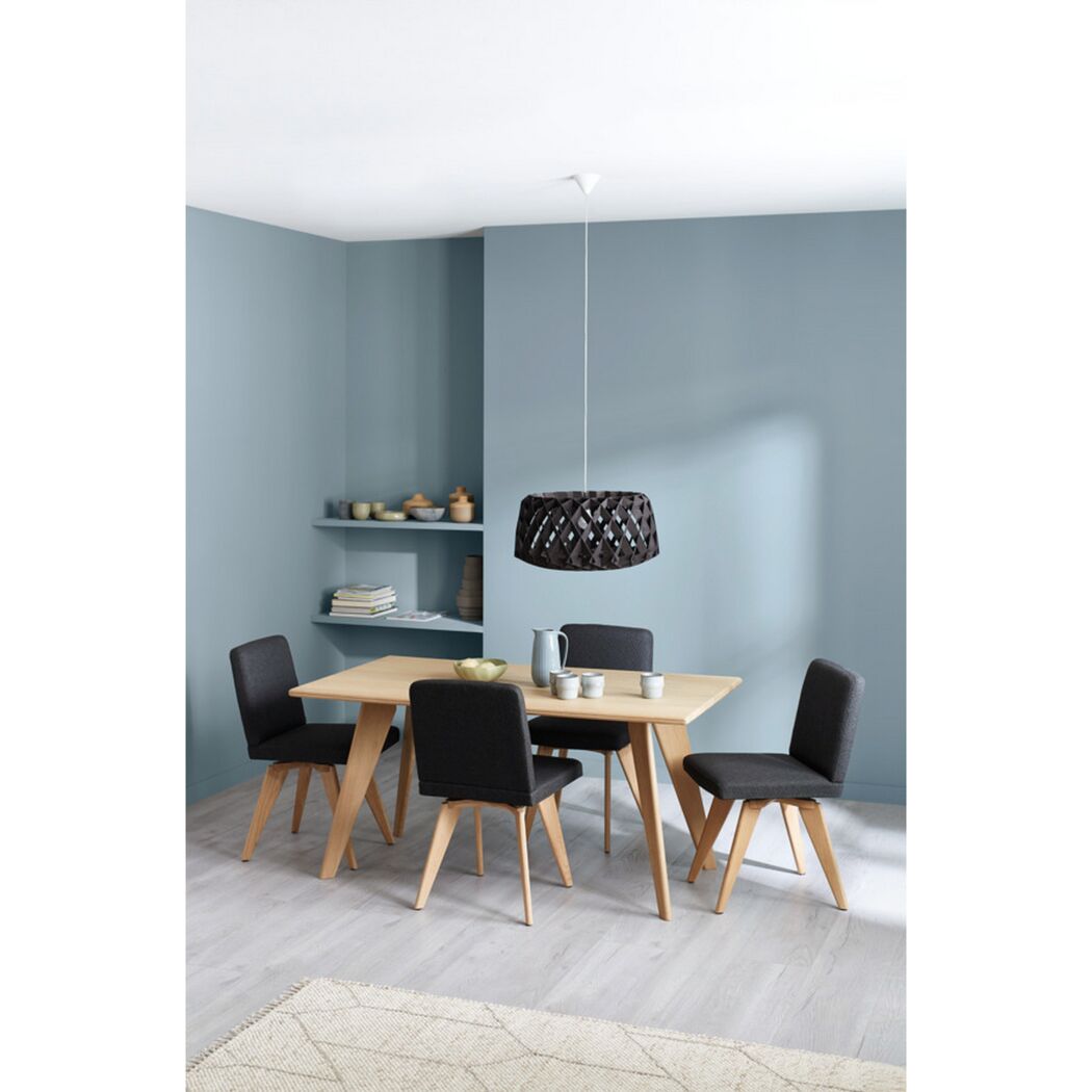 Esszimmer mit blauer Wand und Holzmöbeln.