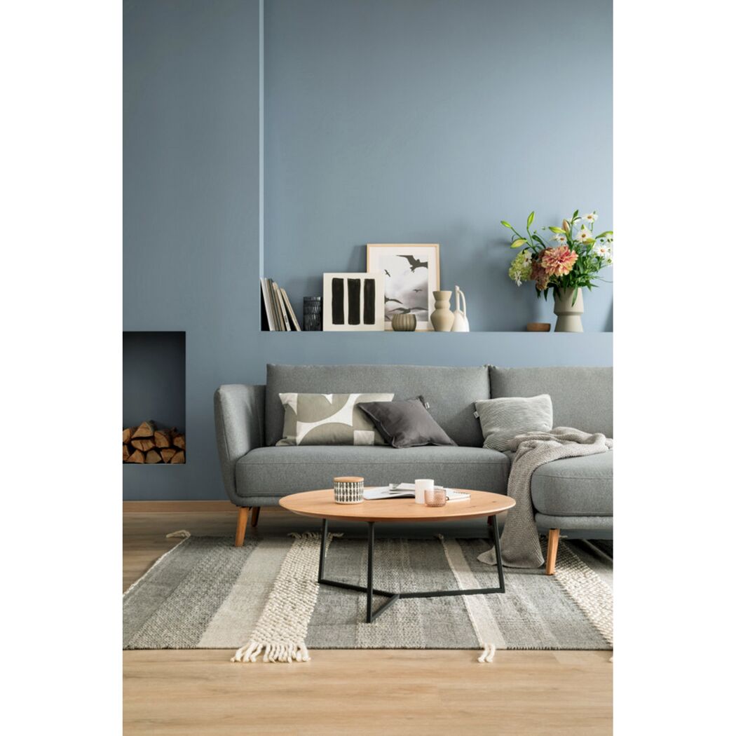 Wohnzimmer mit blauer Wand und grauer Couch