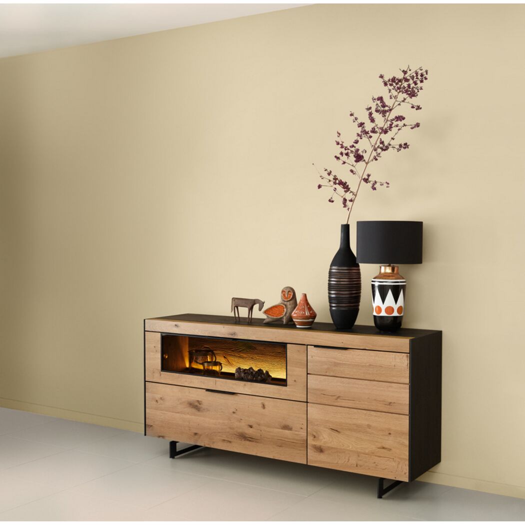 Sideboard aus Holz mit Deko-Artikeln