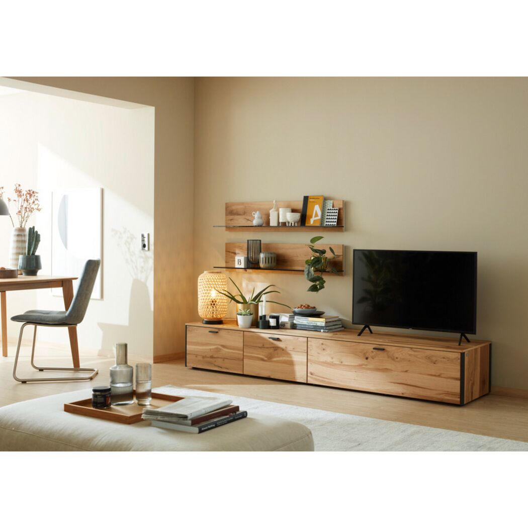 Wohnzimmer mit TV-Lowboard und Regalen aus Holz