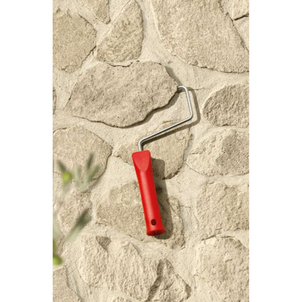 Farbrolle auf Steinwand