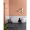 Badezimmer mit Badewanne in Terrakotta