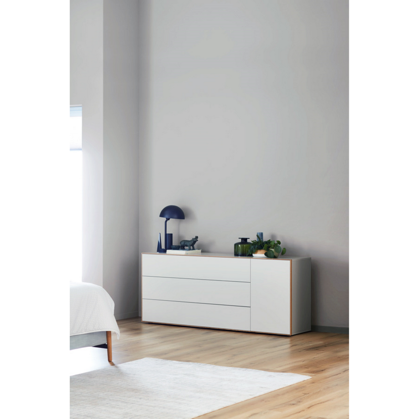 Weiße Kommode im Schlafzimmer