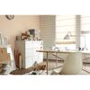 Arbeitszimmer mit sandfarbener Wand