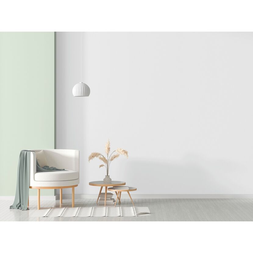 Modern eingerichtetes Wohnzimmer mit Sessel, Tisch, Teppich und Hängelampe.