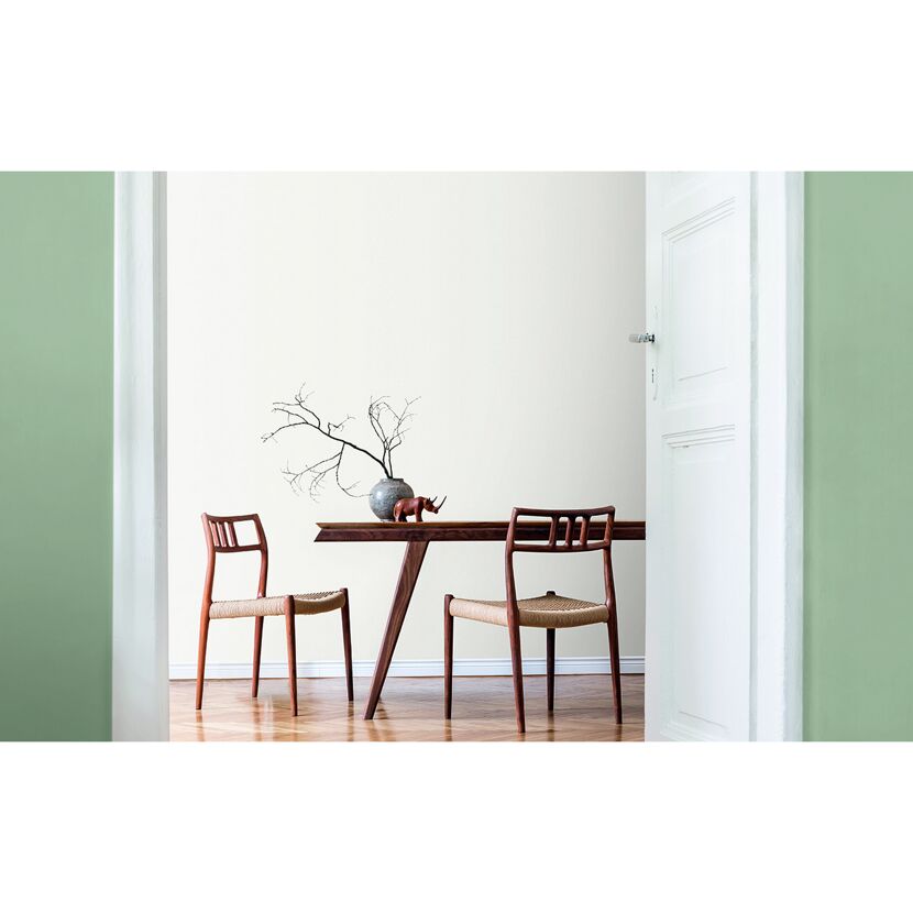 Esszimmer mit cremefarbener Wand