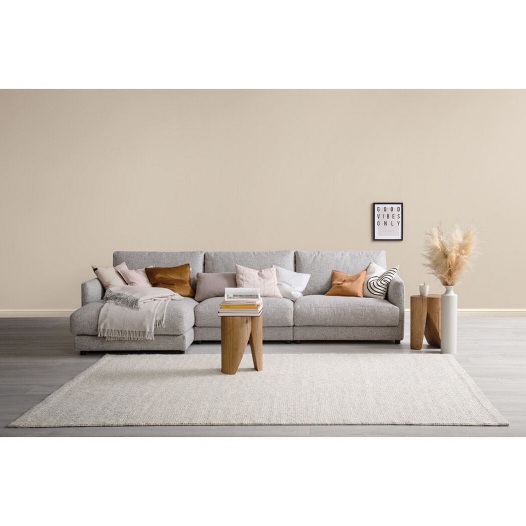 Gemütliches Wohnzimmer mit grauem Sofa