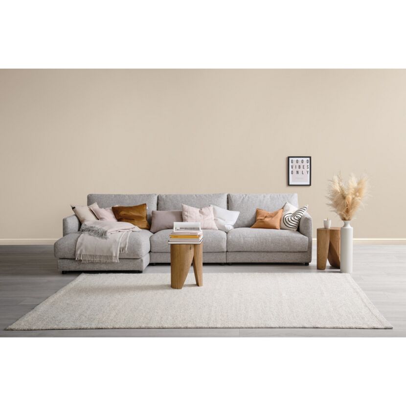 Gemütliches Wohnzimmer mit grauem Sofa