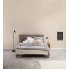 Modernes Schlafzimmer mit weißem Bett und grauer Wand