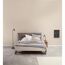 Modernes Schlafzimmer mit weißem Bett und grauer Wand