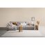 Graues Ecksofa mit Dekokissen und Behocker
