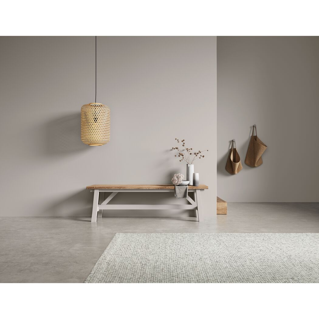 Einrichtungsidee mit Bambuslampe und Holzmöbeln