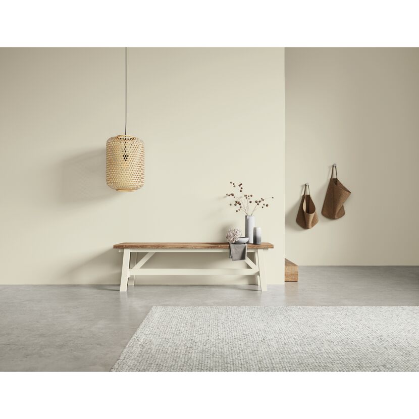 Flur mit Bank, Bambuslampe, Wandhaken und Teppich