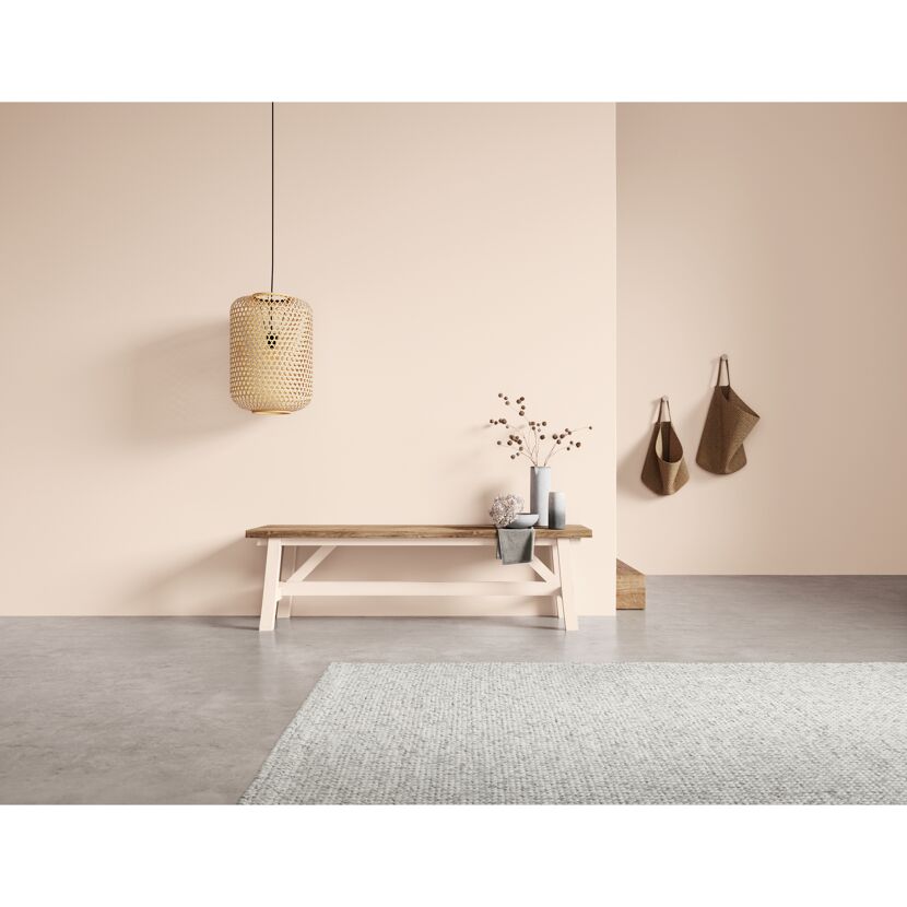 Flur mit Sitzbank, Korblampen und Taschen an Haken