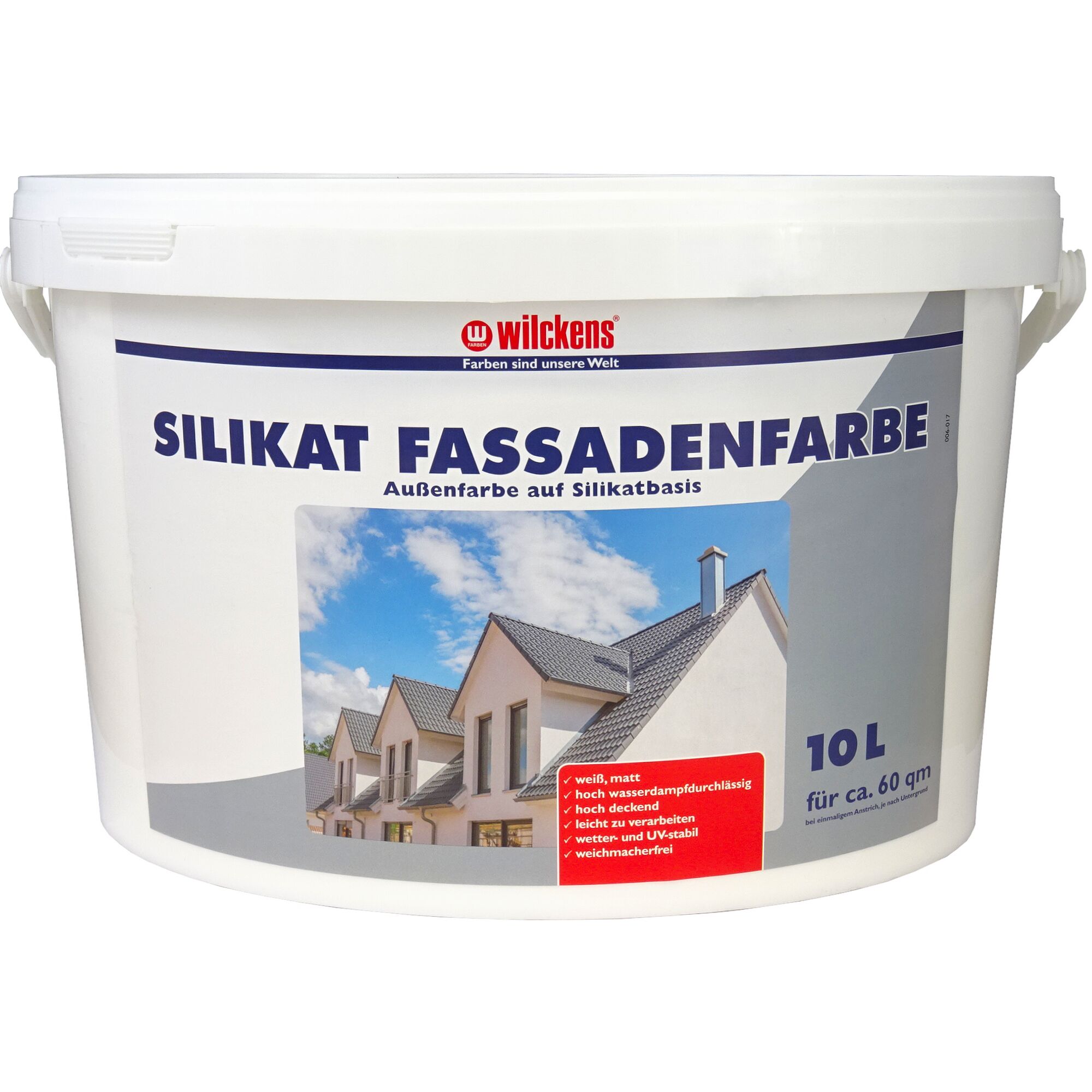 Weißer Eimer mit Wilckens Silikat Fassadenfarbe und Häusern im Hintergrund.