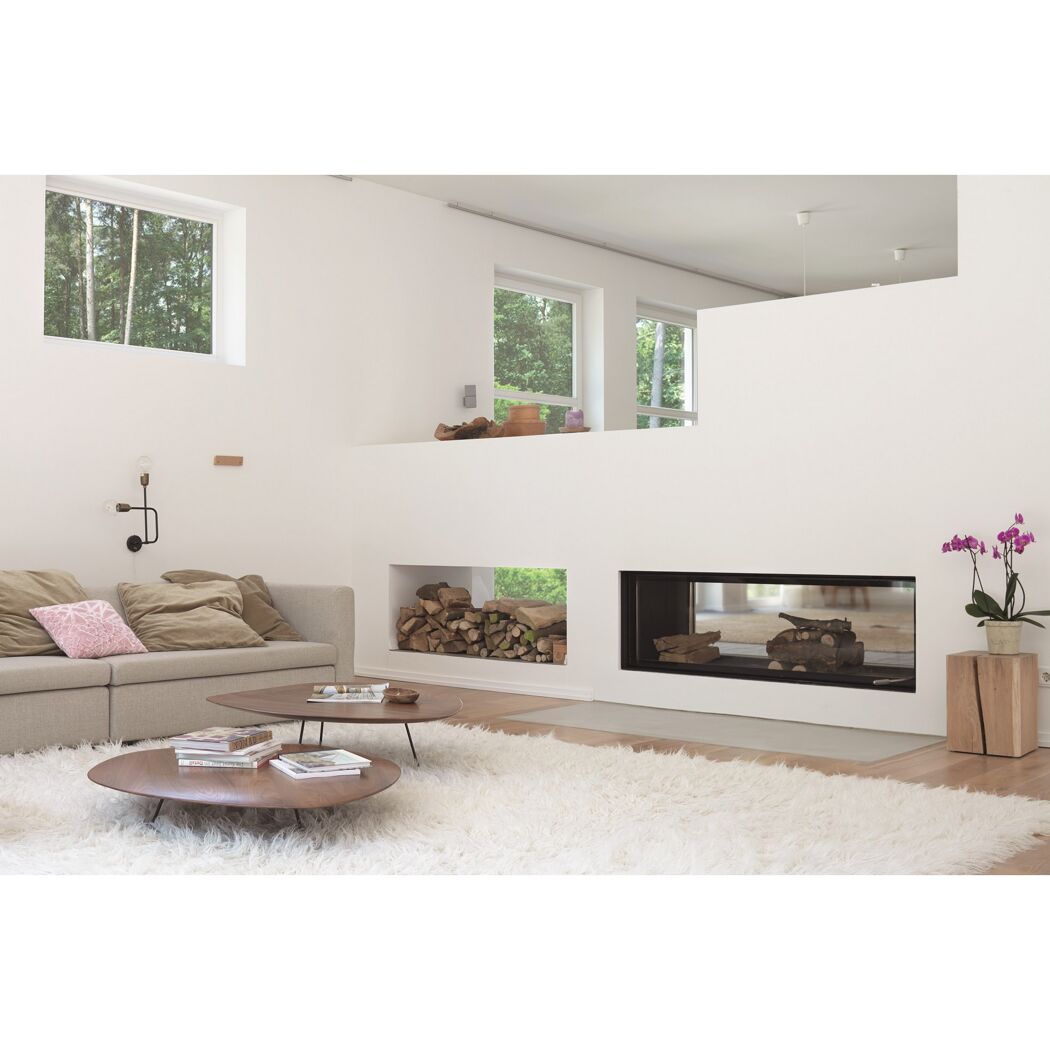 Helles Wohnzimmer mit Kamin