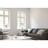 Helles Wohnzimmer mit Sofa und Sessel