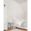 Helles Schlafzimmer mit Doppelbett und Kleiderschrank