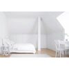 Helles Schlafzimmer mit Bett und Schreibtisch