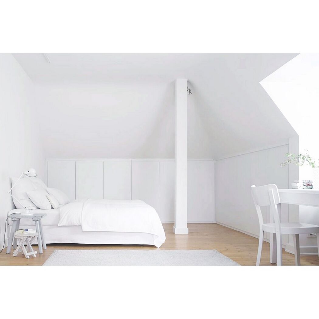 Helles Schlafzimmer mit Bett und Schreibtisch
