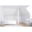 Helles Schlafzimmer mit Bett und Schreibtisch