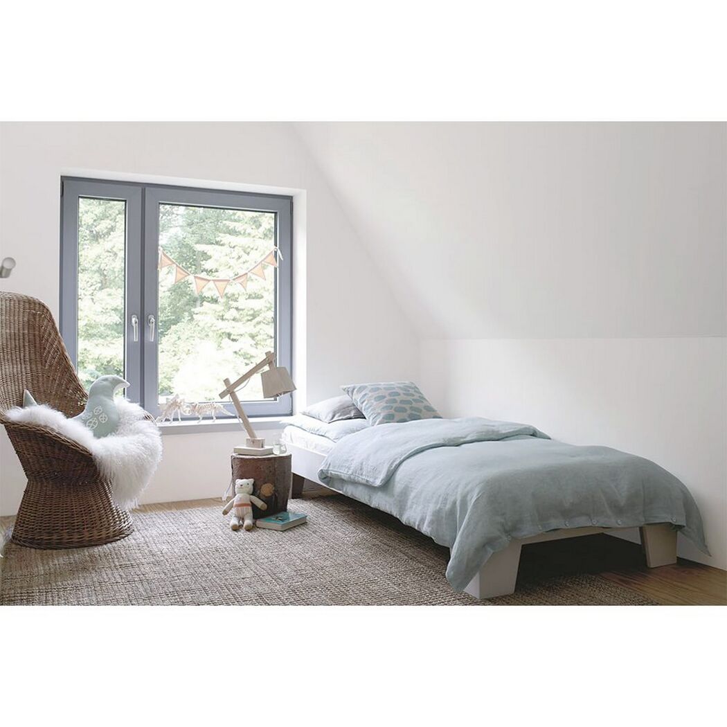 Kinderzimmer mit Bett und Sessel