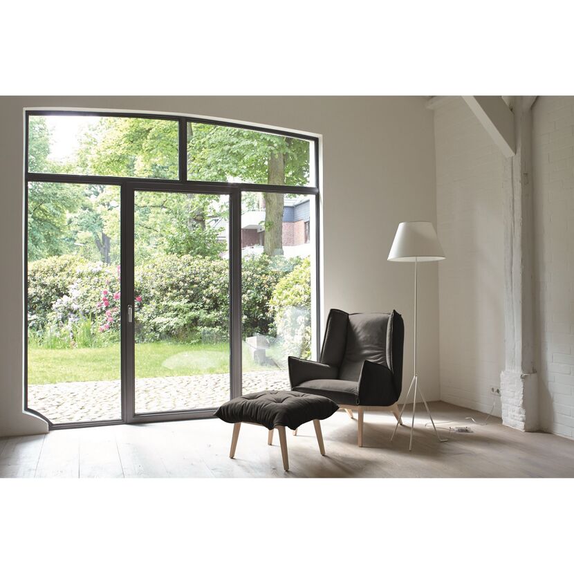 Sessel mit Fußhocker vor Fenster