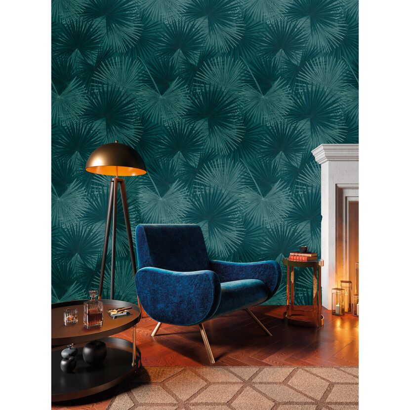 Zimmer mit Tapete mit Palmblatt-Motiv