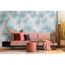 Sofa vor einer Wand mit Palmenmuster