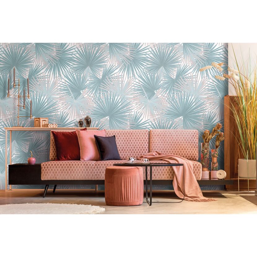Sofa vor einer Wand mit Palmenmuster