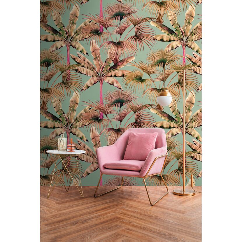 Zimmer mit Palmentapete und rosa Sessel
