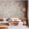 Sofa vor Wand mit Blattmuster
