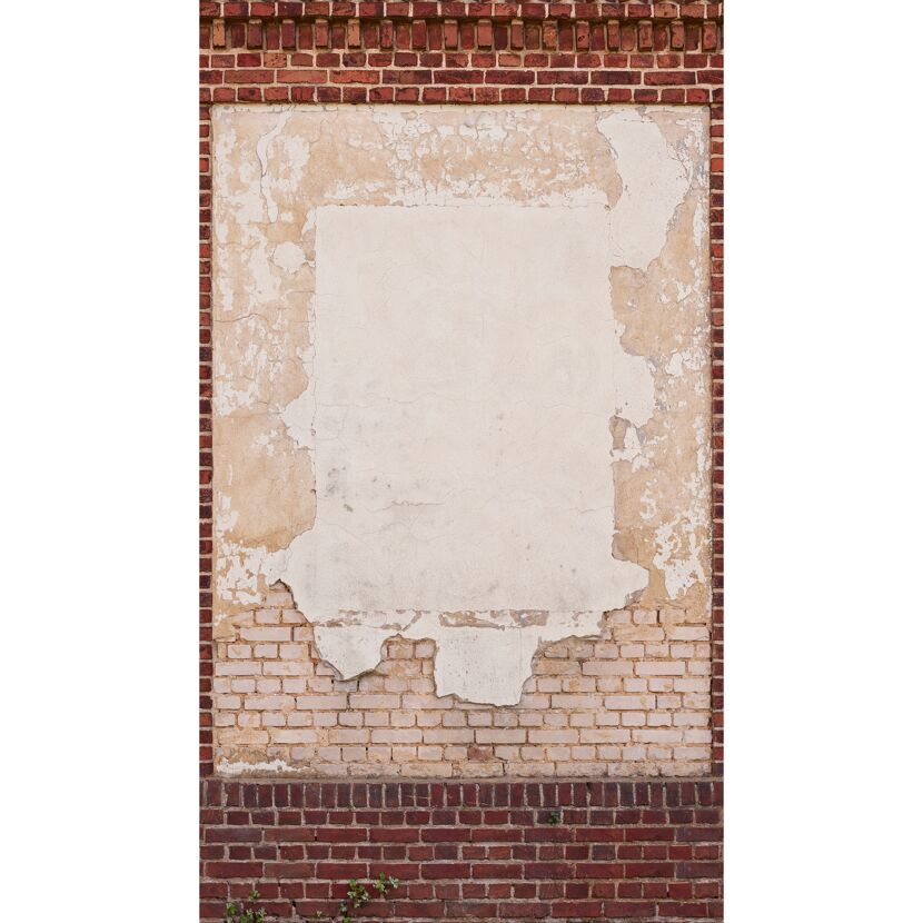 Abgeblätterter Putz auf Backsteinmauer