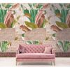 Rosa Sofa vor Wand mit Blättern-Mustertapete