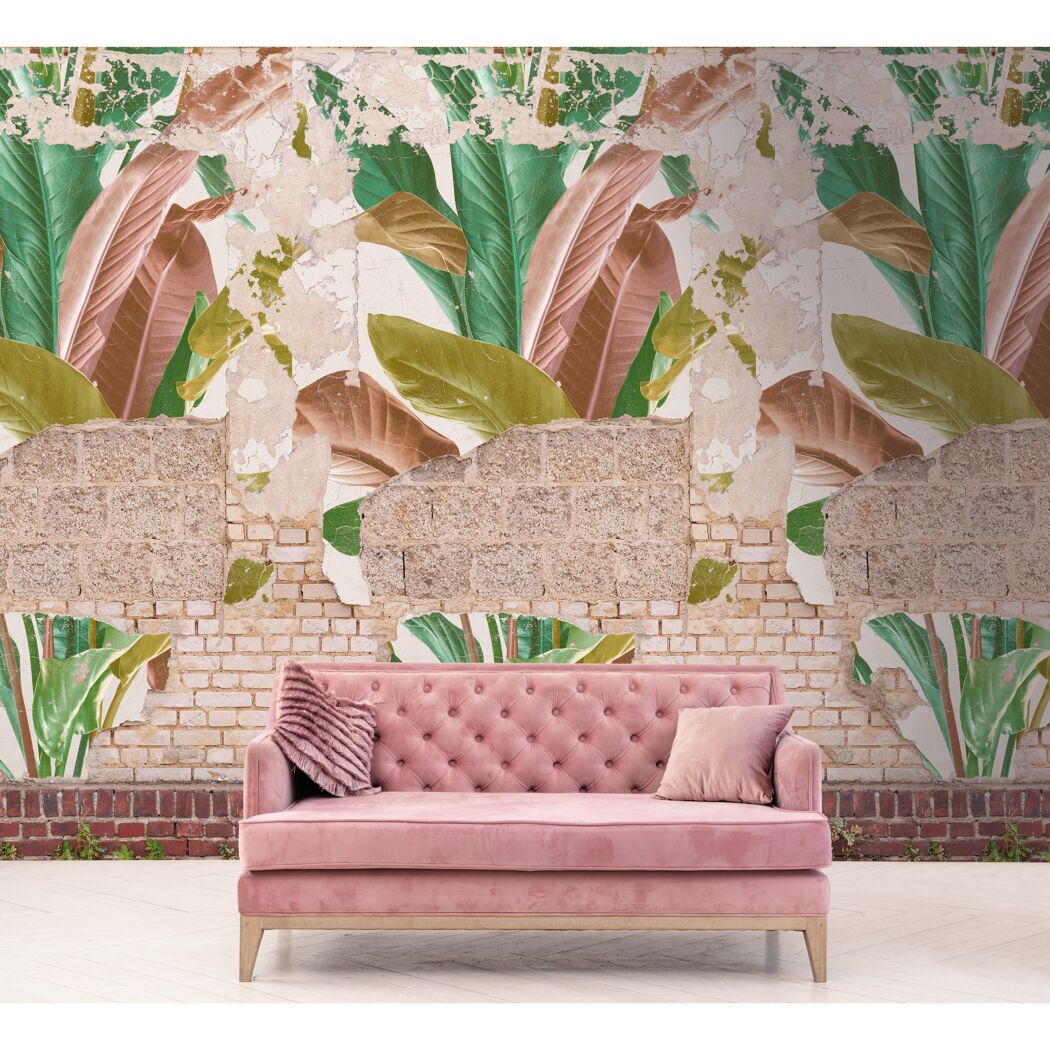 Rosa Sofa vor Wand mit Blättern-Mustertapete