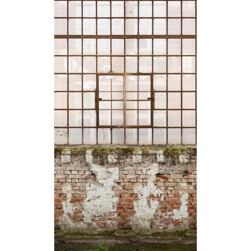 Altes Fenster mit Sprossen und Backsteinwand