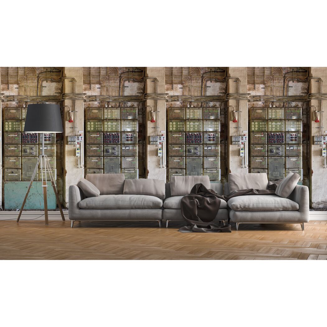 Sofa vor Wand mit Schaltschränken