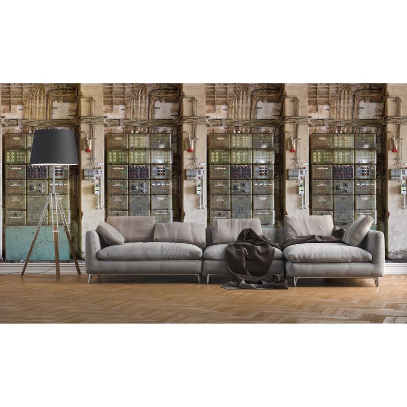 Sofa vor Wand mit Schaltschränken