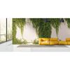 Gelbes Sofa an einer Wand mit Efeu Tapete