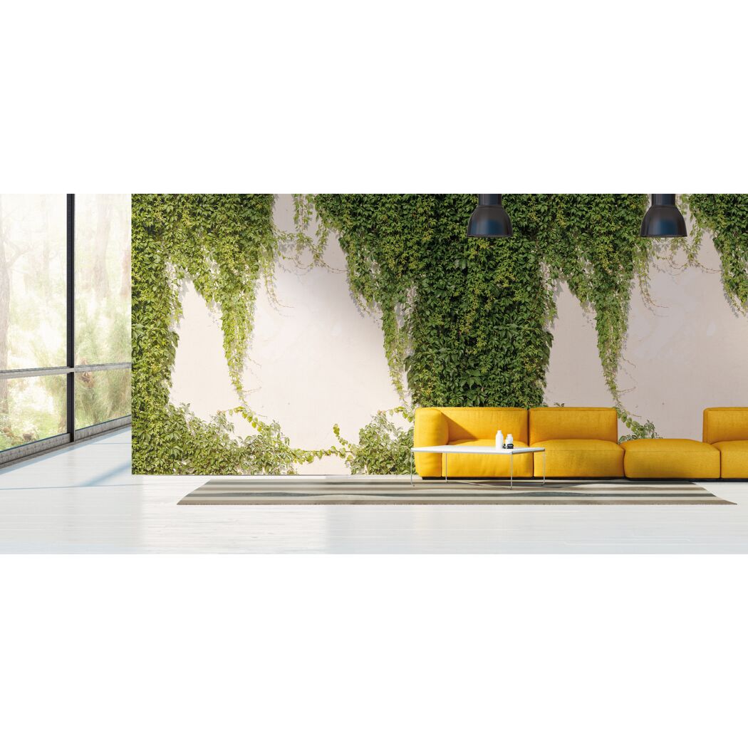Gelbes Sofa an einer Wand mit Efeu Tapete