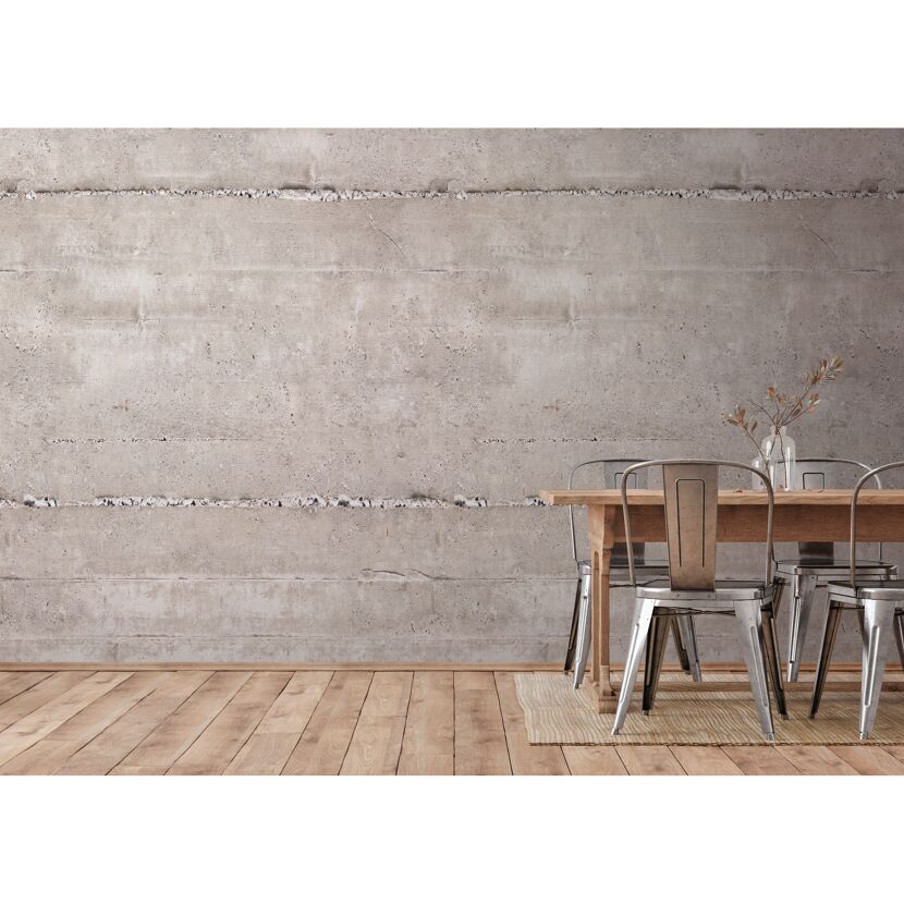 Esstisch mit Stühlen an Betonwand