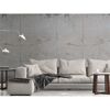 Helles Sofa vor Betonwand